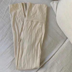 Nyskick träningstights  - Nya träningstights, säljes pga flytt  Super fin i färgen, köpt för ca 350kr, nu 60kr!