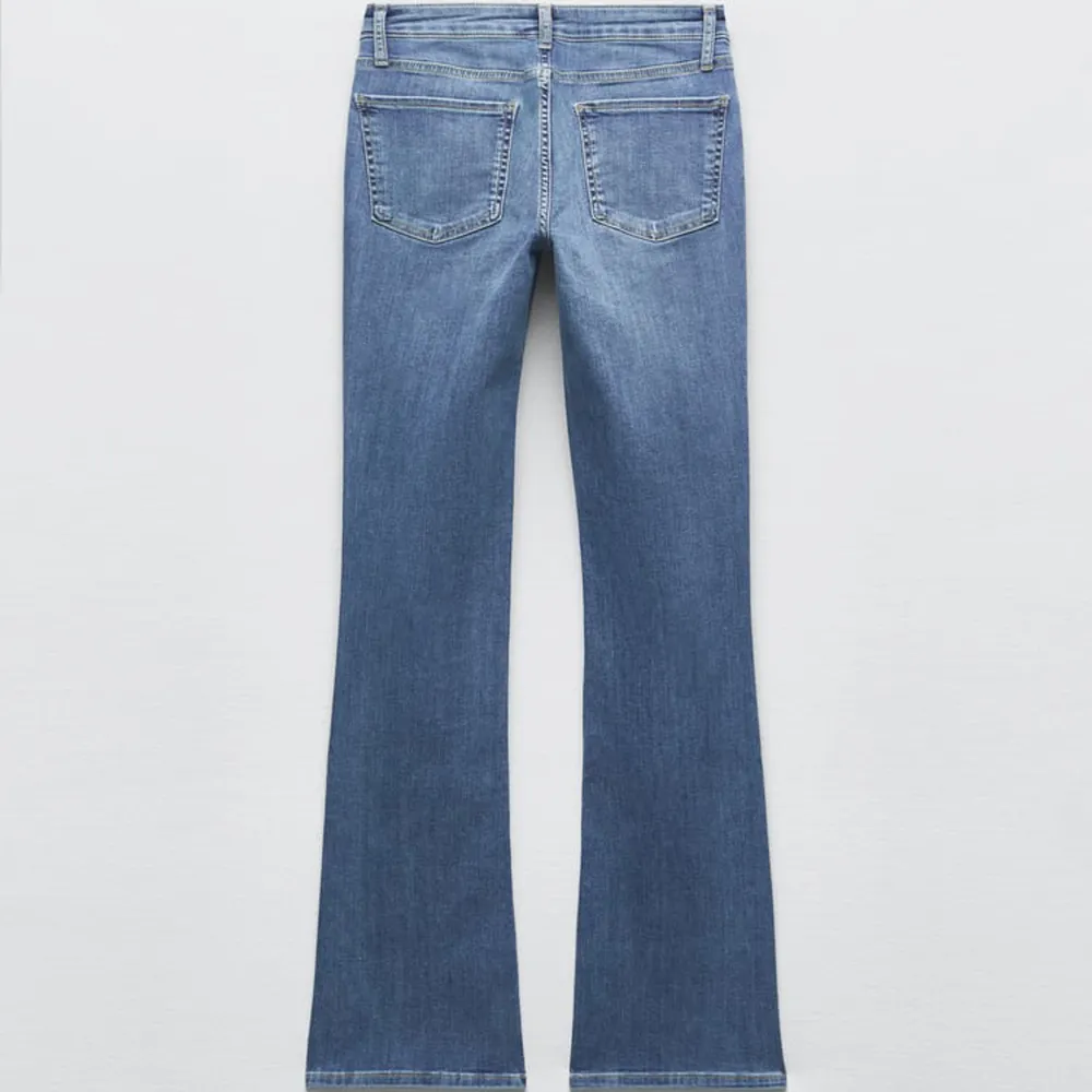 Säljer mina jättefina lågmidjade jeans från zara, knappt använda, inga difekter och är i jättebra skick❤️ säljer för 249kr nypris 399kr💗💕. Jeans & Byxor.