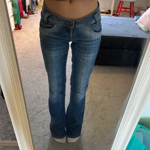 lee jeans - jättefina lee jeans i storlek 27/33⚡️mycket bra skick❗️står på tå i bilden då de är för långa för mig❗️