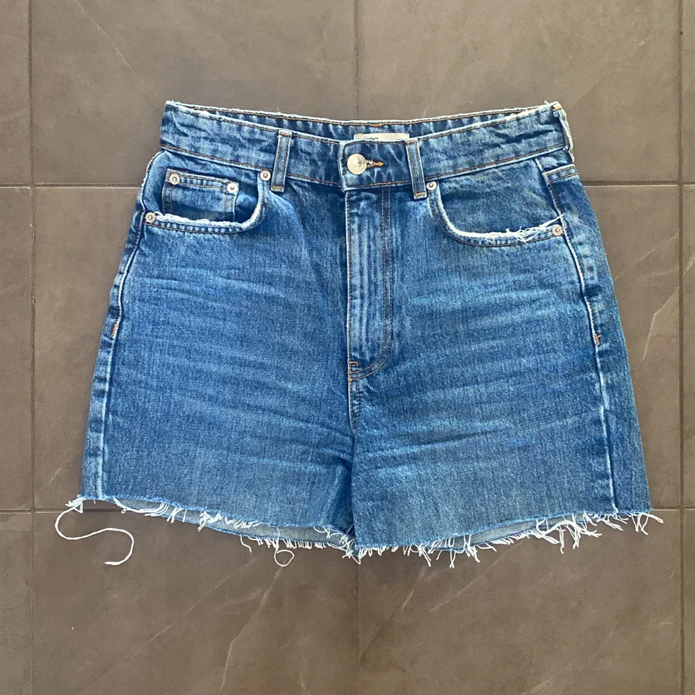 Avklippta jeans! Färgen är lite mörkare än den ser ut att vara på bilderna:). Shorts.