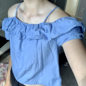 Blå topp - Fin blå topp med volang, bra skick 💙 
