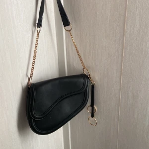 svart väska  - Säljer den billigt då den är mycket använd och slitningar 