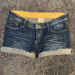 Lågmidjade shorts - Snygga lågmidjade y2k shorts⚡️ står storlek L i men skulle säga att de passar S bäst. Midjemåttet är 73 cm+ stretch⭐️