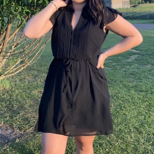 Klänning - Säljer denna klänningen i storlek 38 men passar även en 36, köpt på H&M för några år sedan men skicket är fortfarande super då den är sparsamt använd, köparen står för frakten 