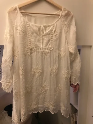 Söt tunika/klänning  - Vit luftigt plagg med paljetter och snörning vid kragen! Helt ljuvlig!!! + blommor som dekoration!!!