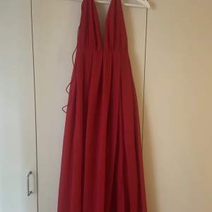 Säljer min röda balklänning Nyskick  Storlek XS 
