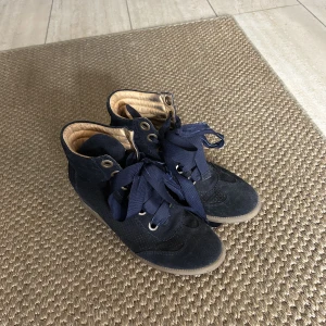 billi b sneakers med klack  - Superfina skor från billi b i storlek 39. Lätta och bekväma att gå i. Snygg blå färg med beige insida. Finns tecken på användnig men är väl omhändertagna så i övervägande fint skick. Inköpspris 900kr men säljs för 200kr.  Köpare står för frakt 💗