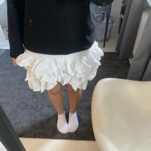 Volangkjol  - Vit volangkjol från hm. Älskar verkligen den här. Super enkel att stajla och skit snygg🥰