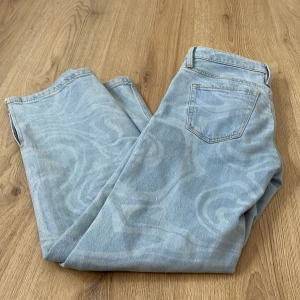 Jeans  - Ett par utsvängda jeans i bra skick använd några gånger! 