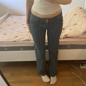 randiga lowwaist jeans - snygga flared och lowrise jeans. snygg randig wash