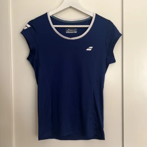 Träningst-shirt  - Säljer en fin Babolat t-shirt! Använd ett fåtal gånger. Står att det är M men jag skulle säga att den är närmare S.