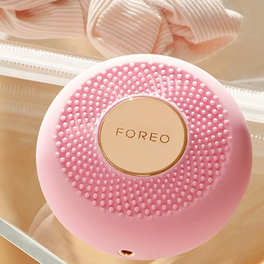 Helt ny foreo ufo mini aldrig använd. Boxen är slängd men allt är kvar (laddare, dens stand etc.) . Muu.