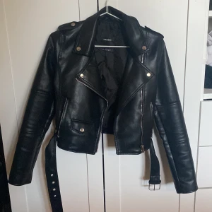 Skinnjacka  - Säljer denna skinnjacka ifrån zalando, super kvalite och fåtal använd💗köpt för 359 kr säljer nu för 280 kr +frakt 