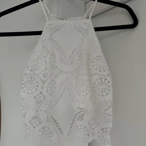 Vit spets topp  - Supersöt spetstopp från Abercrombie and fitch. 