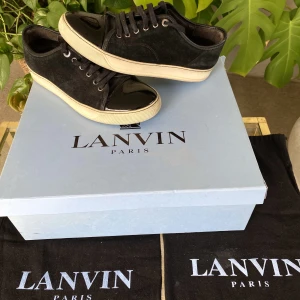 Lanvin Patent Cap Toe Sneaker Black - Hej, säljer ett par mycket snygga svarta Lanvin Cap Toe sneakers i bra skick. Sparsamt använda med perfekt toebag. Dustbags från köp. Nypris runt 4000kr. Storlek 5 vilket motsvarar 40/40,5. Priset är inte hugget i sten. Hör av dig!