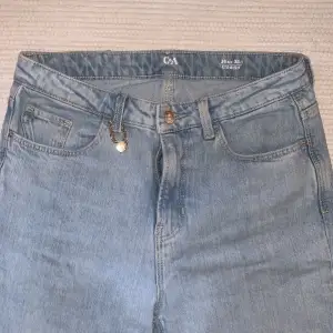 Raka jeans från C&A. Köpta i Paris. Använda i gott skick. Detaljer på båda benen längst ner som man kan se i bild 3. Har lite fläckar längst ner vid fötterna men går nog att tvätta och skrubba bort. Skriv för fler bilder!