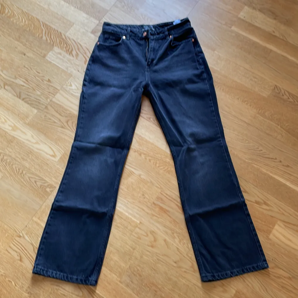 High Waist, boot cut jeans Färg: tvättad svart  . Jeans & Byxor.