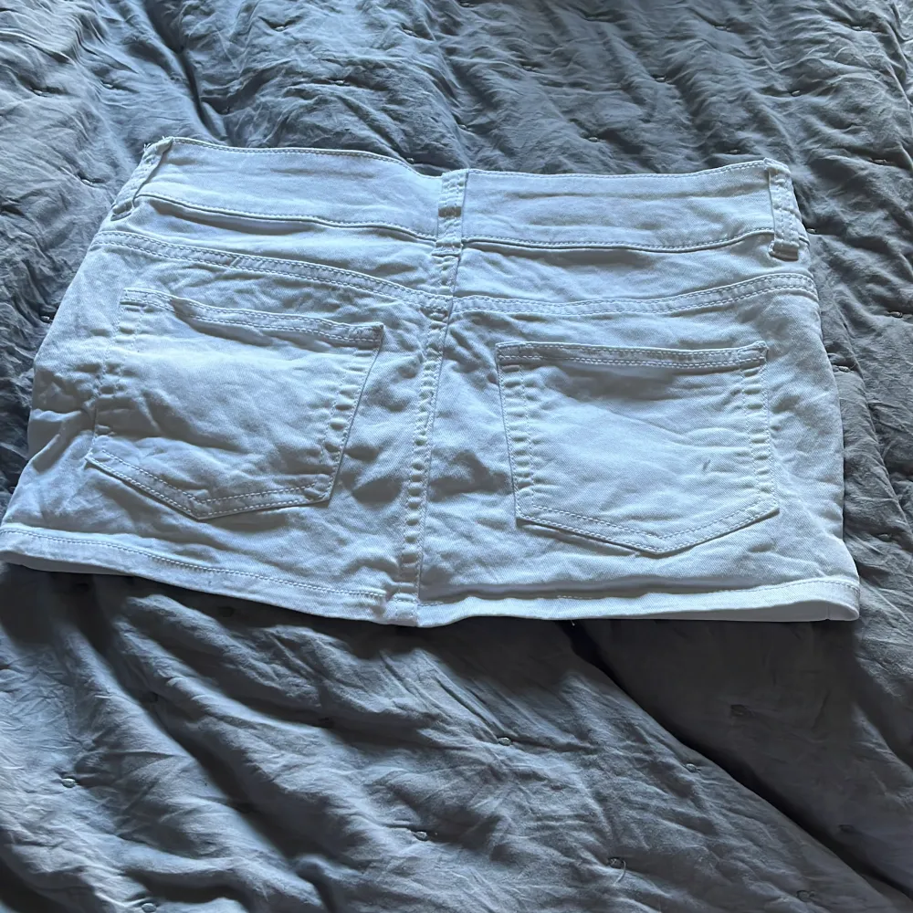 Super gullig jeans kjol från HM lite kort men går att ha på sig och röra sig i ! Två knappar där fram så gulligt storlek 36 men funkar 34 också❤️❤️❤️. Kjolar.