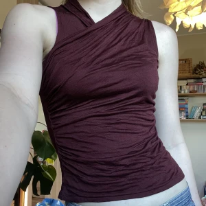 Vinröd topp - Världens coolaste topp i storlek XS. Frakt tillkommer