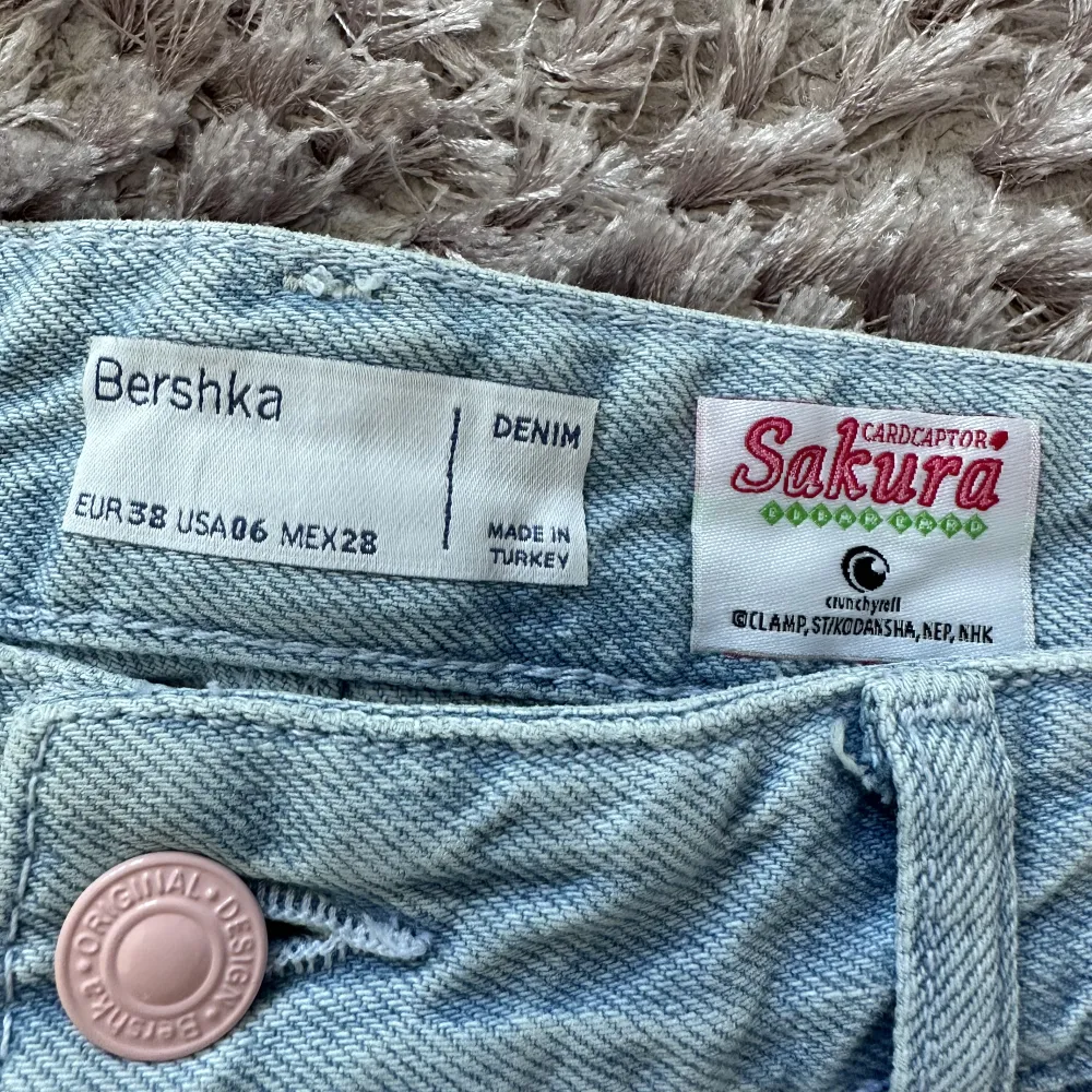 Helt nya, aldrig använda. De är köpta i Kroatien (Zagreb, Bershka) och de var för stora för mig men kunde inte byta ut de så nu säljer jag de. De kostade 700kr. Jeans & Byxor.