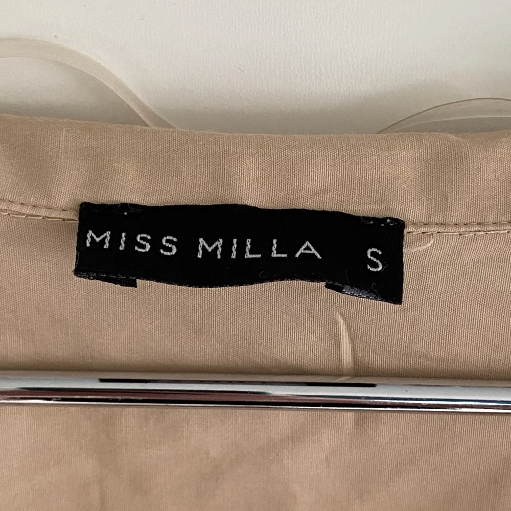 Tunn och skön klänning från Miss Milla med fina detaljer.. Klänningar.