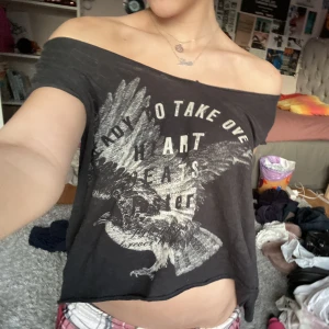 T-shirt - Supercool off shoulder t-shirt, lite sliten men inget som syns. Storlek M men passa mig som är S💕