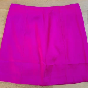 Ny kjol - Säljer ny/oanvänd rosa kjol från H&M i storlek 34/XS. Pris 100kr + frakt. Betalning sker via SWISH och jag skickar enbart med posten. Referenser finns från mina tidigare köpare. Skicka PM vid intresse :)