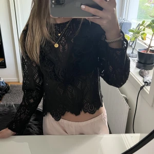 Zara spets topp  - Säljer denna dö snygga zara toppen som är i spets då den inte kommer till användning❣️ endast använd ca 2 gånger