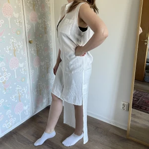 Samsoe asymmetrisk sommarklänning strl S  - Helt ny med prislapp på! Tunika/klänning till sommaren eller stranden. Går att lägga upp baksidan som är längre för att få en mer symmetrisk look.  Mjukt och fint material, rak modell. 