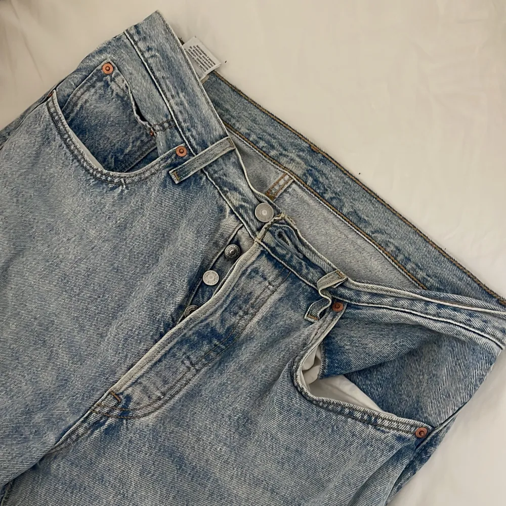 Mina fina jeans som älskade förut . Ett hål så kanske bör göra dem till shirts eller bara sy igen för är i sömen. I en snygg straight modell. Farkut & Housut.