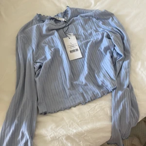 Blus - En tröja som inte kommit till användning i min garderob , ljus blå och super skön i matrialet