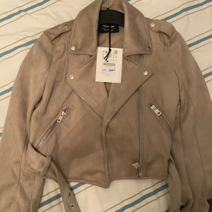 Oanvänd jacka till salu  - Helt ny jacka från Pull&Bear