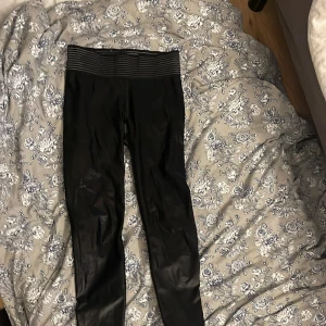 Craft tränings set -  Toppen är i xs och byxorna är i storlek M. Coola träningskläder var trendigt förut men fortfarande ganska stiliga har vuxit ur dom, säljer dom tillsammans så tänkt på det går att köpa separat också.