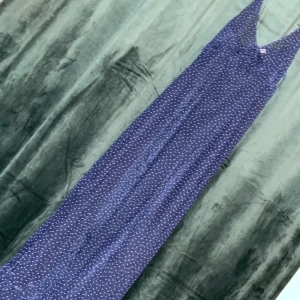 Genomskinlig tunn klänning - Tunn klänning, är 167 och den går en bit nedanför mina knän 