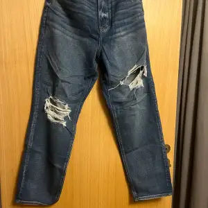 Ett par jätte fina högmidjade jeans från american eagel som har (prislapp kvar) som är i jätte bra sick och den är normal i passformen  Storlek:31 Köparen står för frakten 