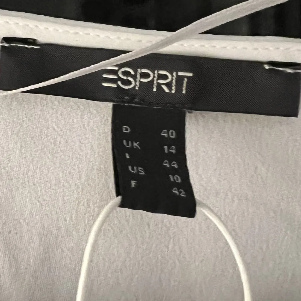 Blus från esprit i storlek 40(?), skulle säga att den passar en storlek 38.. Puserot.
