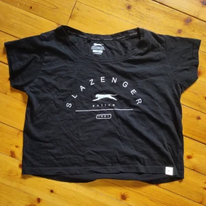 Cropped t-shirt  - Säljer då den aldrig kommit till användning. Den är i fint skick och har knappt blivit använd. 