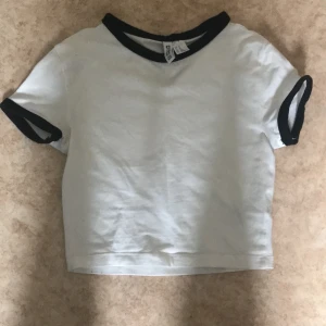 Croppad T-shortsen från Hm -  Säljer nu min croppade t-shirt från H&M som sitter tajt. Köpte för typ ett år sedan.