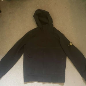 Stone Island  - Säljer en stone island jacka junior i storlek 170. Den säljs eftersom den är för liten. Den är i bra skick.