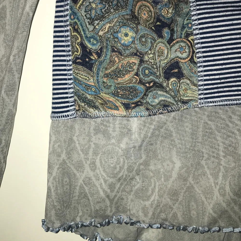 En helt unik tröja med olika material, mönster och färger  Den är välanvänd och lite nopprig men i bra skick💙knappar hela vägen ner . Toppar.