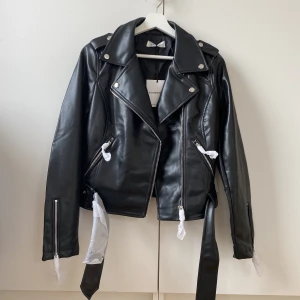 Skinnjacka  - Gör om annonsen på jackan då det blev något strul på den tidigare. Säljer jackan som är helt oanvänd pga för liten och returtiden har gått. Nypris: 849kr