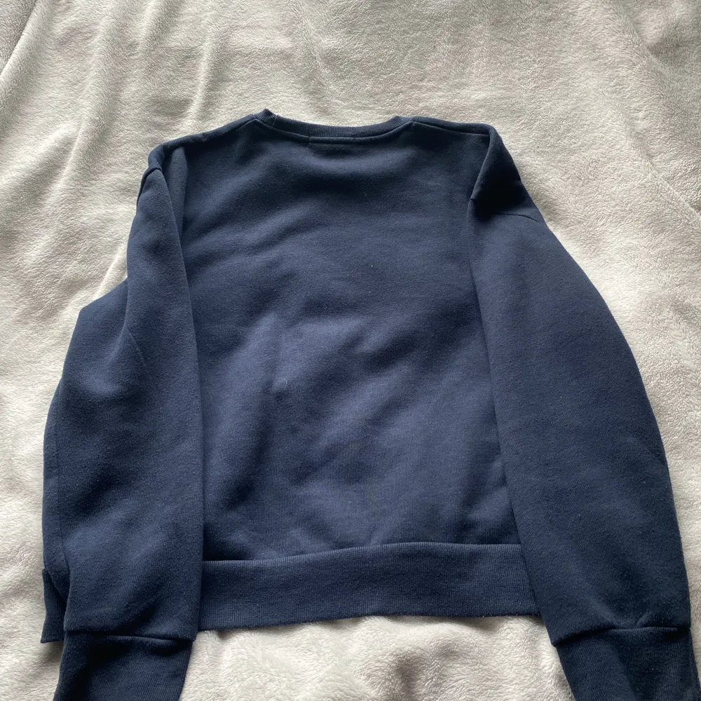 Sweatshirt från Primark i marinblått med tryck. Storlek M men passar lika bra på small.. Tröjor & Koftor.