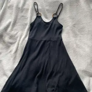 Petite mini klänning från topshop som köptes i London. Storlek 34 och passar på XS. För kort på mig som är 170 cm