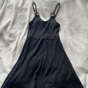 Petite klänning  - Petite mini klänning från topshop som köptes i London. Storlek 34 och passar på XS. För kort på mig som är 170 cm