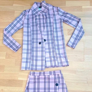 Blazer & kjol set - Säljer ett nytt/oanvänt set från Pretty Little Thing i storlek EU 34/XS. Stretchigt material. Slutsåld online. Pris 200kr + frakt. Betalning sker via SWISH. Jag skickar enbart med posten. Referenser finns från mina tidigare köpare. Skicka PM vid intresse.