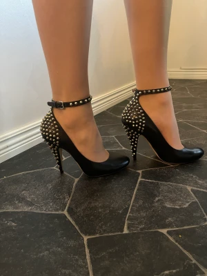 Svarta pumps - Superfina skor från Miu Miu. Små i storleken liknar mer storlek 37  Äkthetsintyg finns