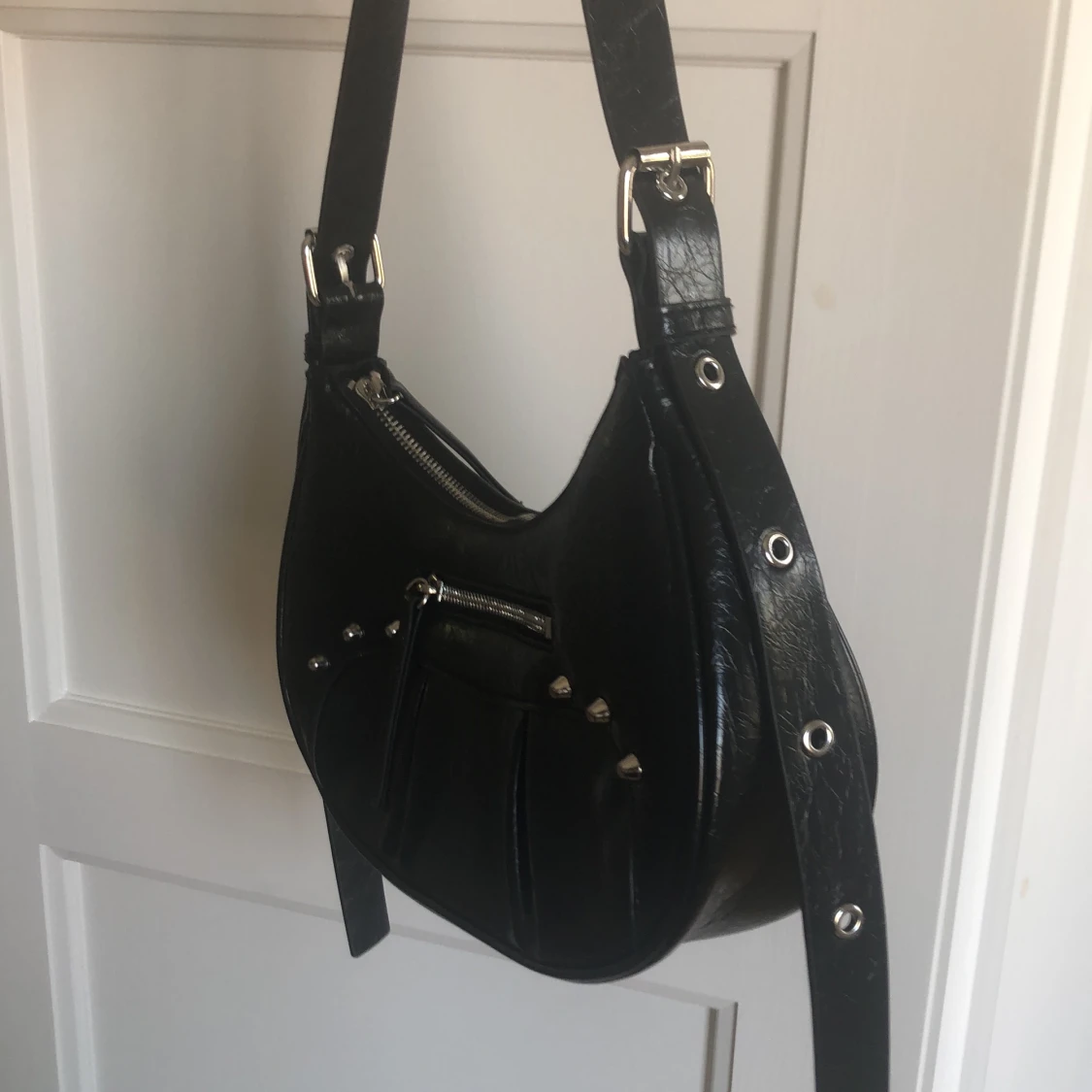 Svart väska med detaljer  - 90