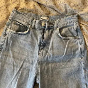 Högmidjade straight leg jeans från Gina som är köpta för över 400kr. Storlek S, nyskick ! 