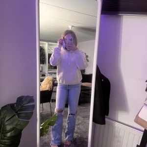 Zara-Jeans - Hej! Säljer dessa jeansen från Zara i storlek 34, jättefint skick men lite små för mig!  300kr + ev frakt 