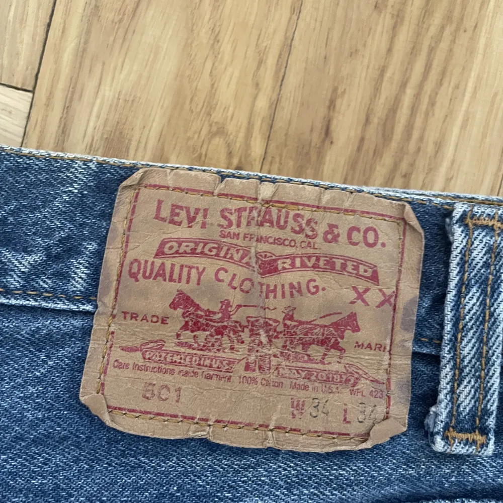 Säljer ett par supersnygga blåjeans från Levi Strauss & co. Mycket sköna!  Midjemått: 79cm Innerbenslängd: 82cm. Jeans & Byxor.